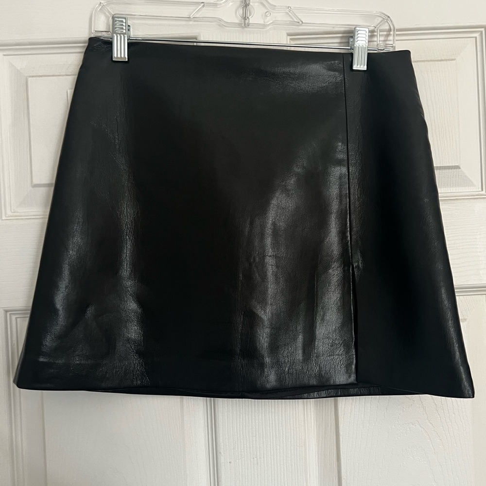 Aritzia, Black faux leather mini skirt #miniskirt